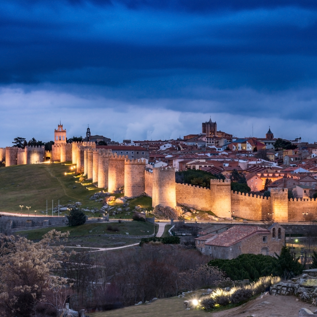 Atardece en el Lienzo Norte de la muralla de Ávila desde los cuatro postes